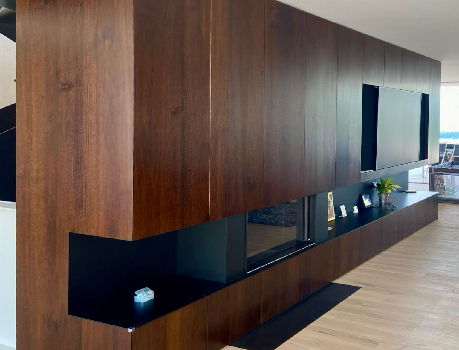 Meuble agencement multimédia en noyer avec cheminée, concept Virdis architecture 