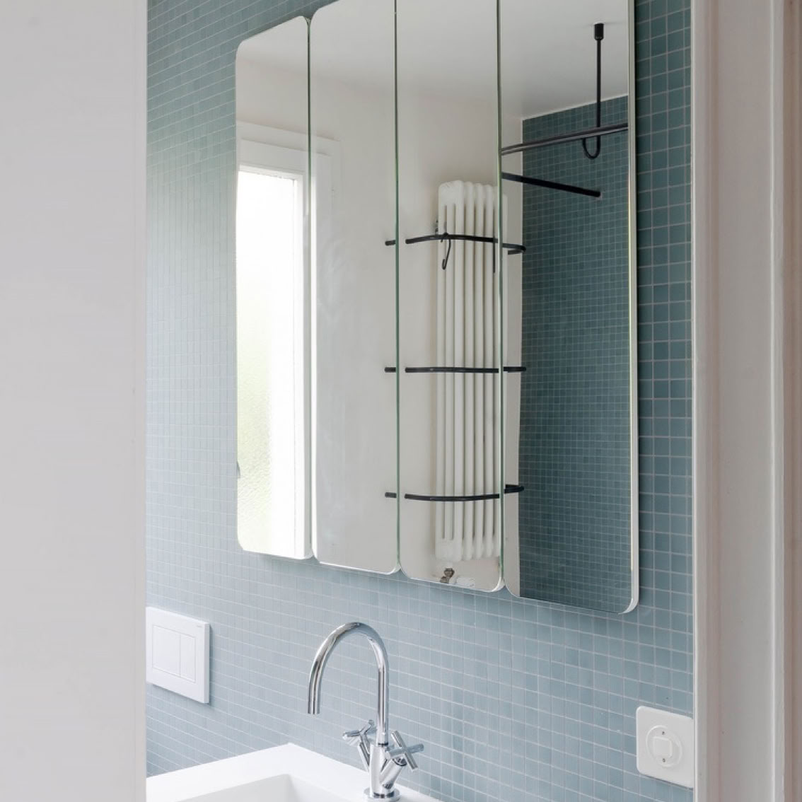 Meuble de salle de bain avec quatre miroirs pivotant et partie centrale de rangement, concept