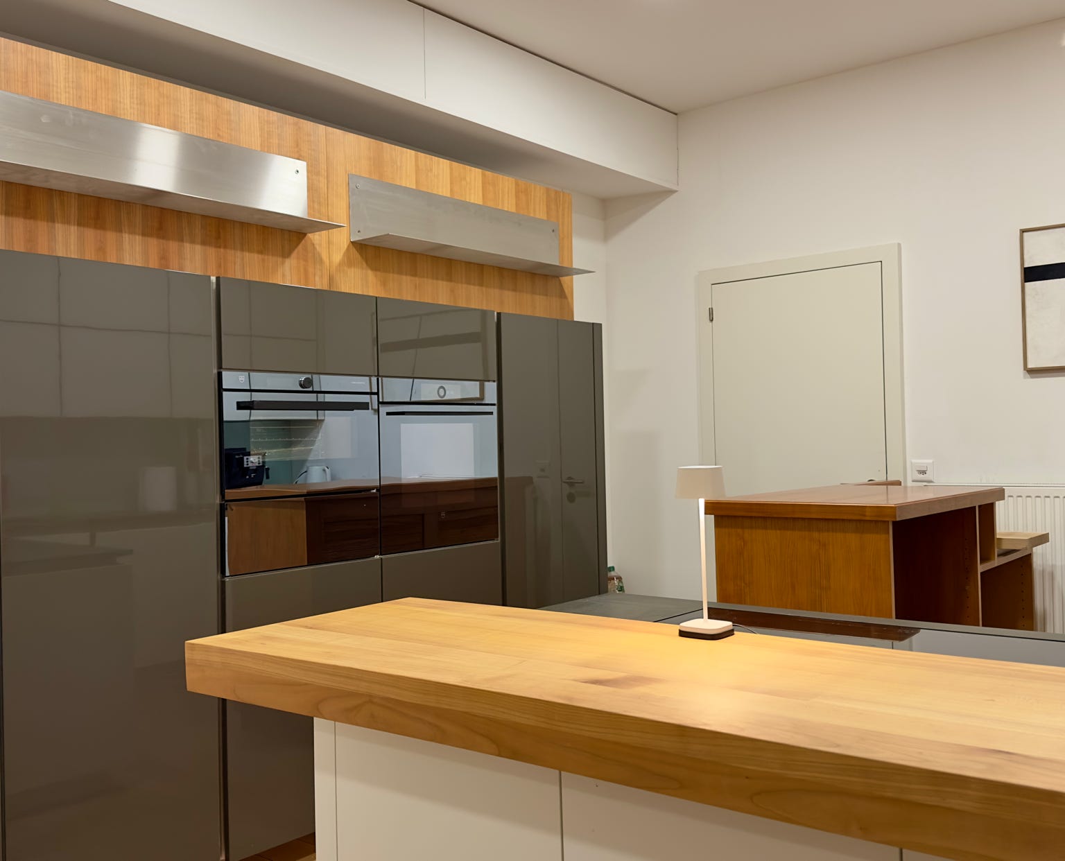 cuisine avec porte laquée brillant, avec plateau en cerisier