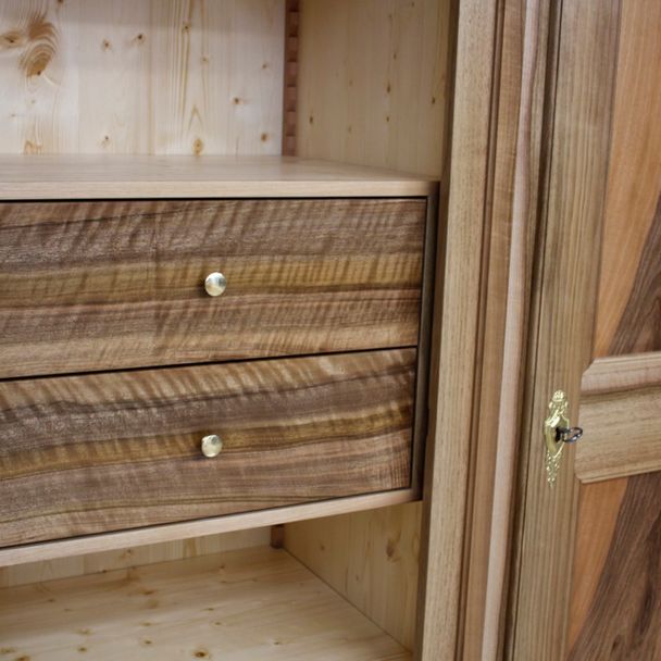 Armoire en noyer, détail du cabinet intérieur - La passion du bois SA