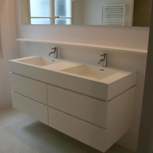 Double meuble salle de bain en Corian et MDF laqué concept ARID - La passion du bois SA